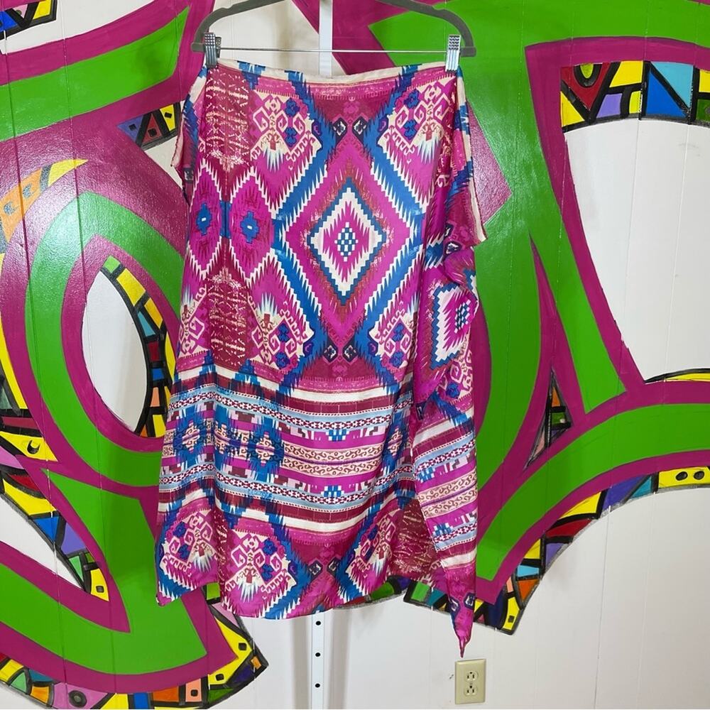 Western Themed Silky Neck Tie, 33" by 34". In excellent condition!